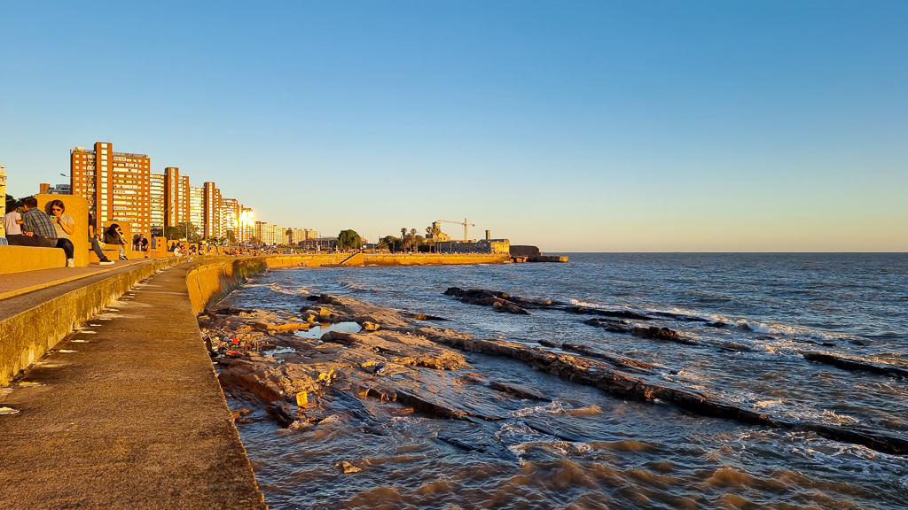 Montevideo et sa rambla au soleil couchant