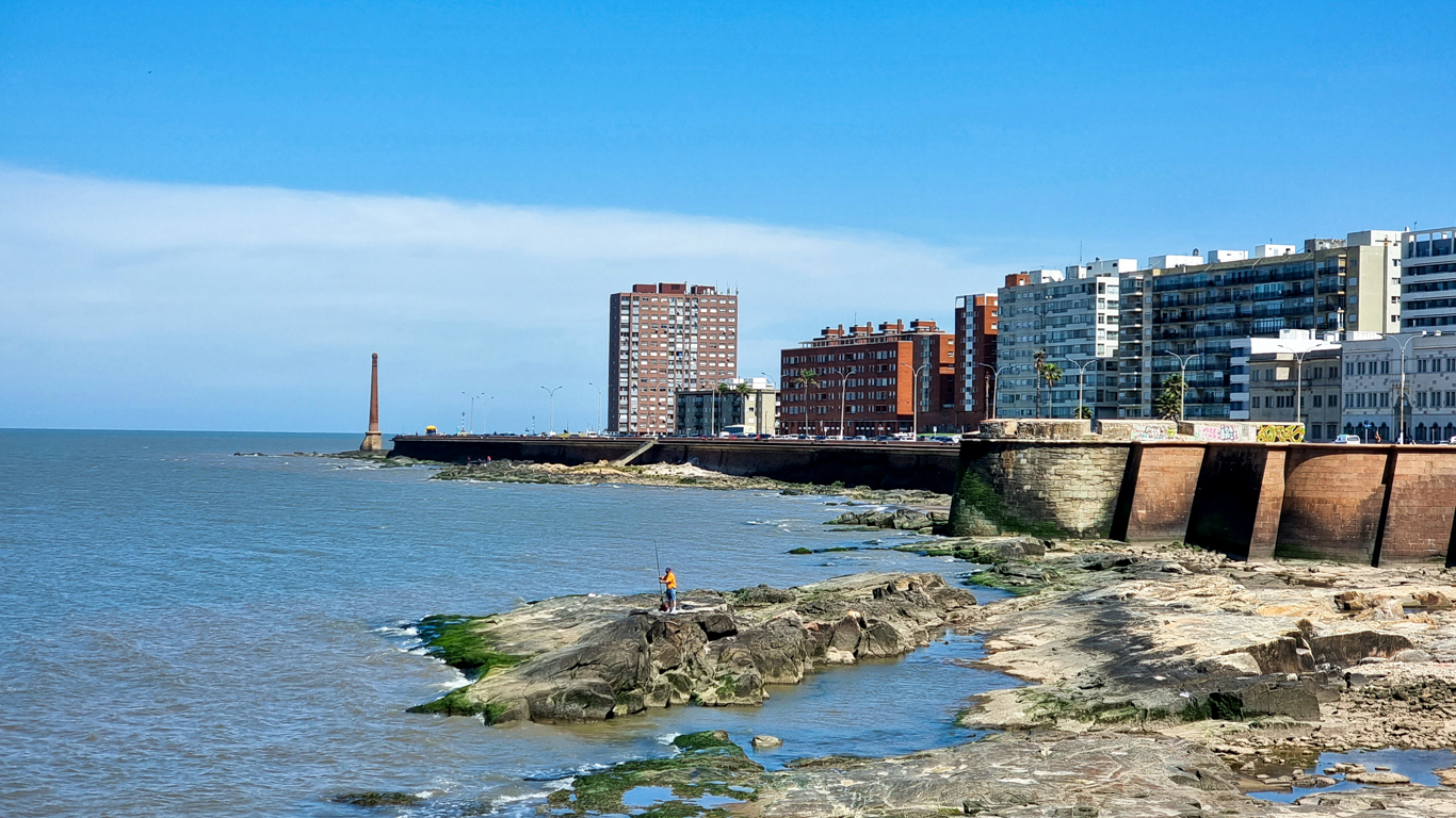 Vue de la ville de Montevideo depuis la rambla.